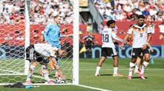 Manuel Neuer không giữ sạch lưới trong tám trận World Cup liên tiếp, là cầu thủ thứ sáu trong lịch sử đạt thành tựu này; lần cuối giữ sạch lưới là trận chung kết 2014