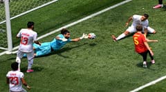 Thể hiện xuất sắc của thủ môn Beiranvand (33) trong trận đấu Bỉ vs Iran: 7 lần cứu thua, điểm 10/10 và pha cản phá cú sút cận thành