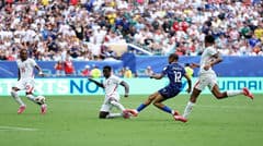 Pháp rút ngắn cách biệt thành 2-4 sau 6 phút, Mbappé kiến tạo cho Barcola ghi bàn