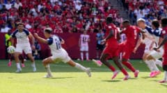 Canada giành điểm đầu tiên tại World Cup sau trận hòa 1-1 với Bosnia và Herzegovina, Larin ghi bàn 121 giây vào sân