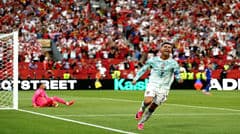 Ronaldo ghi bàn từ đá phạt đền, Bồ Đào Nha cân bằng tỷ số; Veiga ngã trong vòng cấm, VAR xác nhận lỗi và quyết định phạt đền