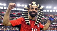 Ai Cập vào vòng 1/8 World Cup, Salah đội mũ Pharaoh chúc mừng