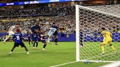 Argentina dẫn trước 3-2 nhờ pha bóng góc của Messi, Romero ghi đầu, nhưng bàn được công nhận là phản lưới