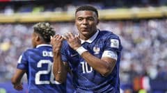 Mbappe phá vỡ hai kỷ lục cá nhân, trở thành cầu thủ ghi bàn nhiều nhất cho đội tuyển Pháp và xếp thứ ba danh sách vua phá lưới World Cup
