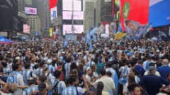Cộng đồng người hâm mộ Argentina tập trung tại Quảng trường Thời đại, tạo nên một trong những màn cổ vũ ấn tượng nhất World Cup 2026