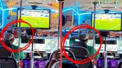 Tài xế xe buýt ở Mexico thu hút sự chú ý khi phát trực tiếp World Cup trên xe