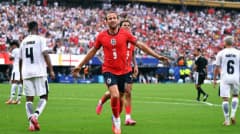 Bild: Harry Kane thay áo trong hiệp nghỉ trận Panama và vô tình bỏ quên băng đội trưởng