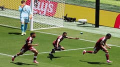 Qatar đạt điểm đầu tiên tại World Cup sau bàn thắng ở phút 94, Enbolo ghi penalty