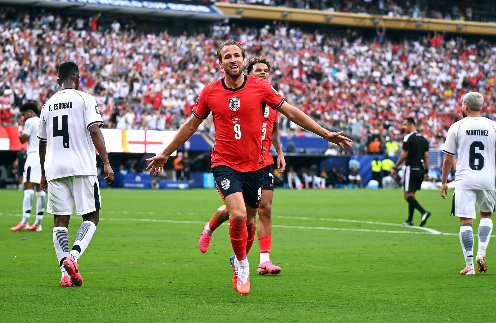 Bild：Kane thay áo trong giờ nghỉ trận gặp Panama nhưng quên đeo lại băng đội trưởng