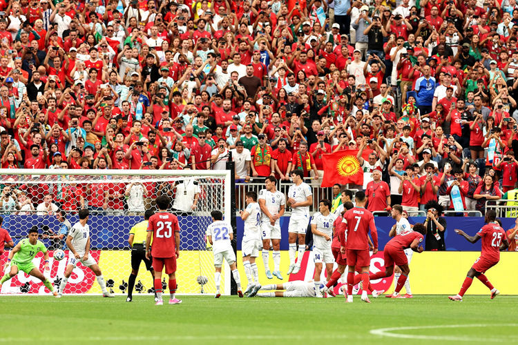 Cú đúp của Ronaldo lập kỷ lục! Bồ Đào Nha 5-0 Uzbekistan leo lên đầu bảng, Mendes ghi bàn từ đá phạt