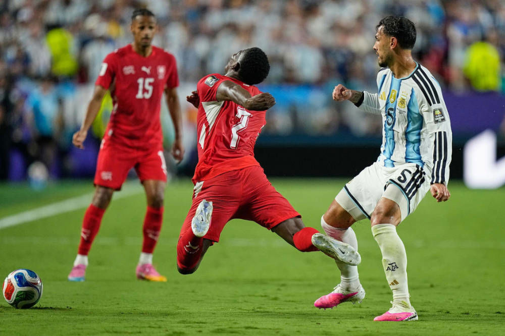 Argentina 3-1 Thụy Sĩ | Embolo nhận thẻ vàng thứ 2 vì ăn vạ, nhà ĐKVĐ chật vật vào bán kết