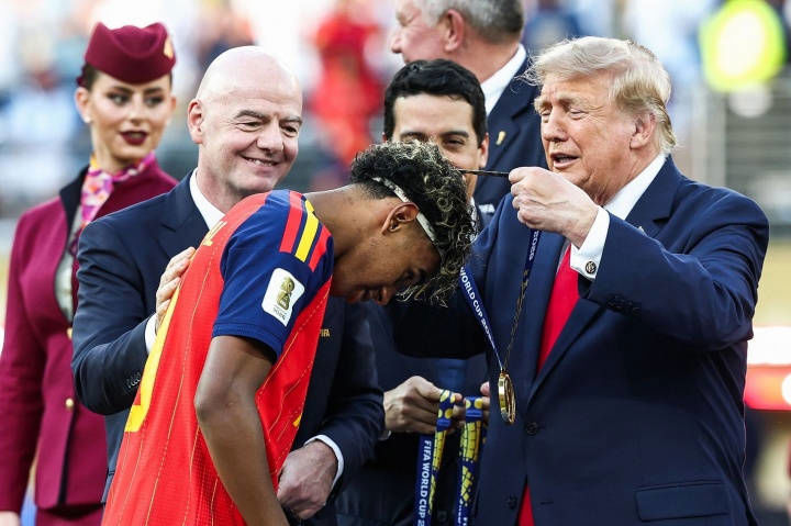 Lần đầu tiên Tổng thống Trump trao cúp! Tây Ban Nha vô địch World Cup 2026, đội trưởng Rodri giành Quả bóng Vàng World Cup!