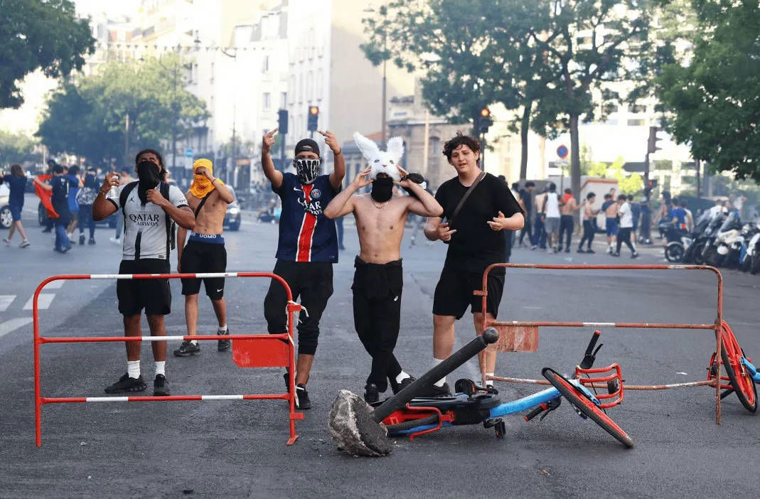 Hỗn loạn! Hàng nghìn CĐV gây rối ở trung tâm Paris, cảnh sát bắt giữ hơn 200 người Hỗn loạn! Hàng nghìn CĐV gây rối ở trung tâm Paris, cảnh sát bắt giữ hơn 200 người