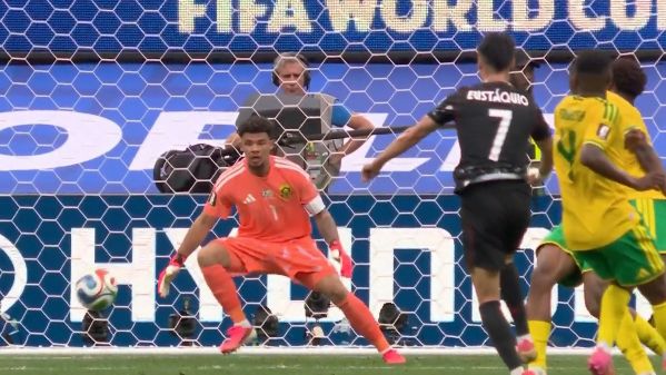 Canada đánh bại Nam Phi 1-0 để tiến vào vòng 16 đội.
