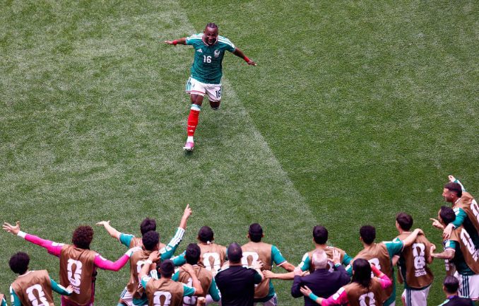 Hiệp 1: Mexico tạm dẫn Nam Phi 1-0, Quiñones ghi bàn đầu tiên của World Cup Hiệp 1: Mexico tạm dẫn Nam Phi 1-0, Quiñones ghi bàn đầu tiên của World Cup
