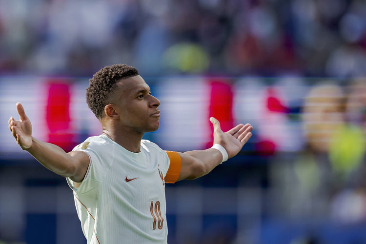 RMC: Mbappe vẫn bị ảnh hưởng bởi chấn thương mắt cá, tập luyện riêng trong buổi tập thứ Hai của đội tuyển Pháp RMC: Mbappe vẫn bị ảnh hưởng bởi chấn thương mắt cá, tập luyện riêng trong buổi tập thứ Hai của đội tuyển Pháp