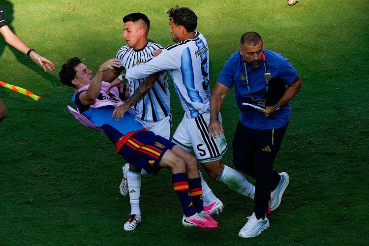 FIFA mở cuộc điều tra kỷ luật đối với Argentina sau vụ ẩu đả trong trận chung kết World Cup: 3 người bị tố cáo hành vi bạo lực FIFA mở cuộc điều tra kỷ luật đối với Argentina sau vụ ẩu đả trong trận chung kết World Cup: 3 người bị tố cáo hành vi bạo lực