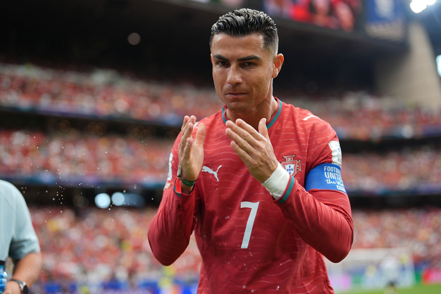 Rooney: Ronaldo hẳn đã rất tức giận khi thấy Messi lập hat-trick, nhưng chính sự tức giận đó đã tiếp thêm động lực cho anh ấy Rooney: Ronaldo hẳn đã rất tức giận khi thấy Messi lập hat-trick, nhưng chính sự tức giận đó đã tiếp thêm động lực cho anh ấy