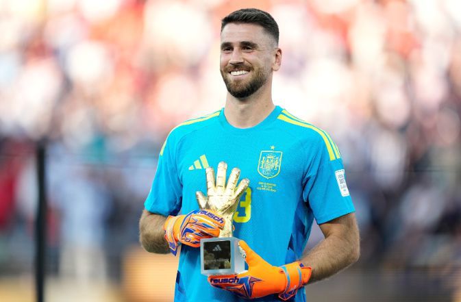 Nhà báo Tây Ban Nha chế giễu giải Găng tay Vàng: Simon gần như không làm gì, chỉ có FIFA mới nghĩ ra