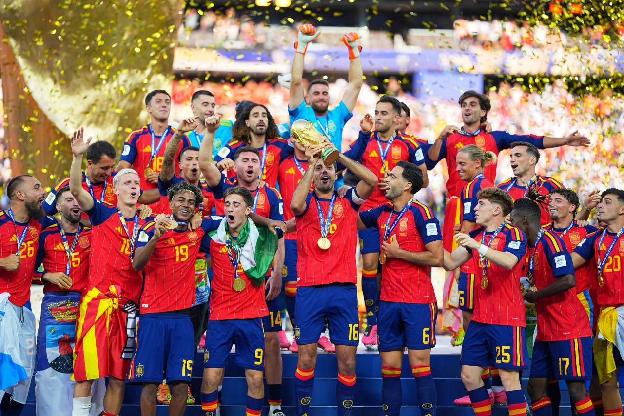 Lần đầu tiên Tổng thống Trump trao cúp! Tây Ban Nha vô địch World Cup 2026, đội trưởng Rodri giành Quả bóng Vàng World Cup!