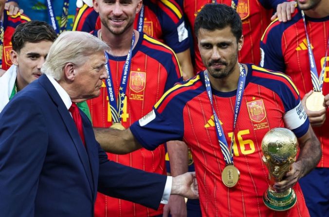 Trump trao giải! Tây Ban Nha vô địch World Cup 2026, Rodri nâng cúp vàng