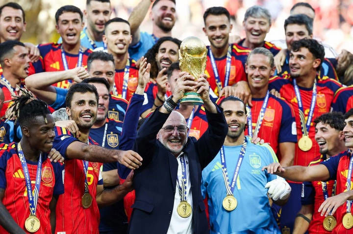 Lần đầu tiên Tổng thống Trump trao cúp! Tây Ban Nha vô địch World Cup 2026, đội trưởng Rodri giành Quả bóng Vàng World Cup!