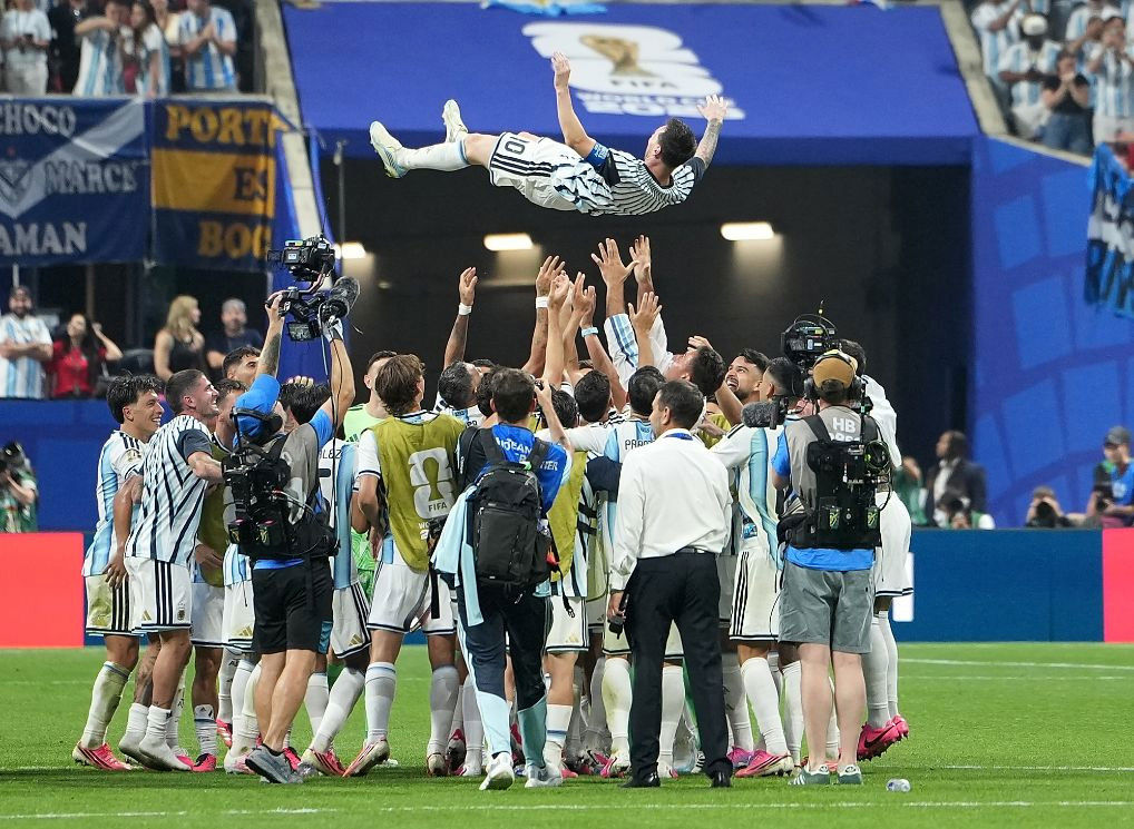 Argentina ngược dòng khó tin 3-2 trước Ai Cập, Messi lập công và kiến tạo đưa nhà ĐKVĐ vào tứ kết