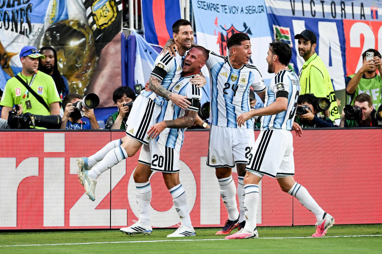 Argentina 3-1 Thụy Sĩ | Embolo nhận thẻ vàng thứ 2 vì ăn vạ, nhà ĐKVĐ chật vật vào bán kết