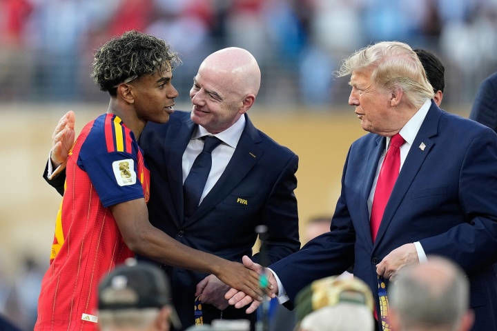Lần đầu tiên Tổng thống Trump trao cúp! Tây Ban Nha vô địch World Cup 2026, đội trưởng Rodri giành Quả bóng Vàng World Cup!