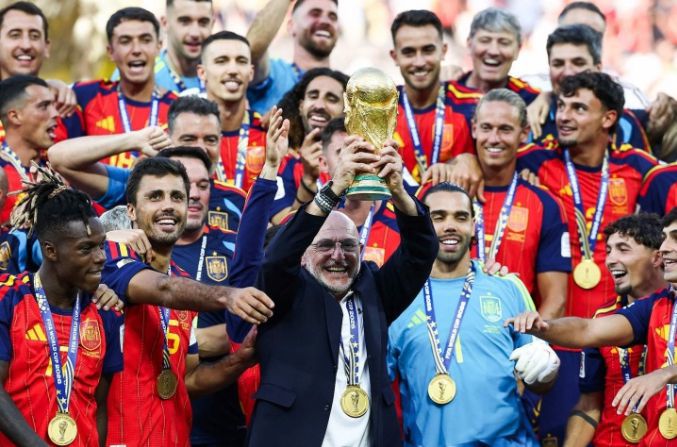 Trump trao giải! Tây Ban Nha vô địch World Cup 2026, Rodri nâng cúp vàng