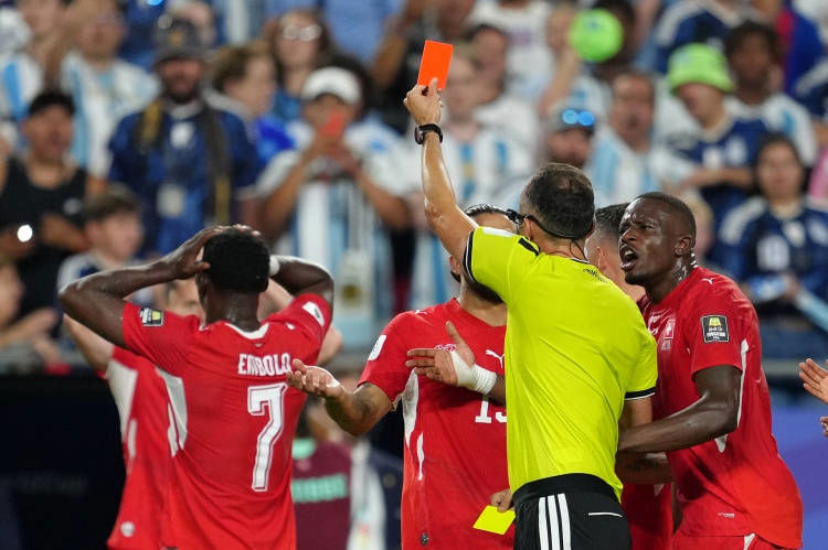 Argentina 3-1 Thụy Sĩ | Embolo nhận thẻ vàng thứ 2 vì ăn vạ, nhà ĐKVĐ chật vật vào bán kết
