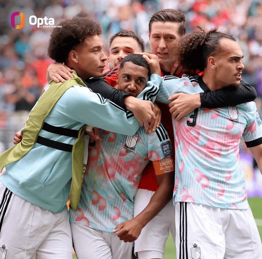 Bỉ trở thành đội đầu tiên trong lịch sử World Cup bị dẫn 2 bàn ở phút 85 nhưng không thua sau 90 phút