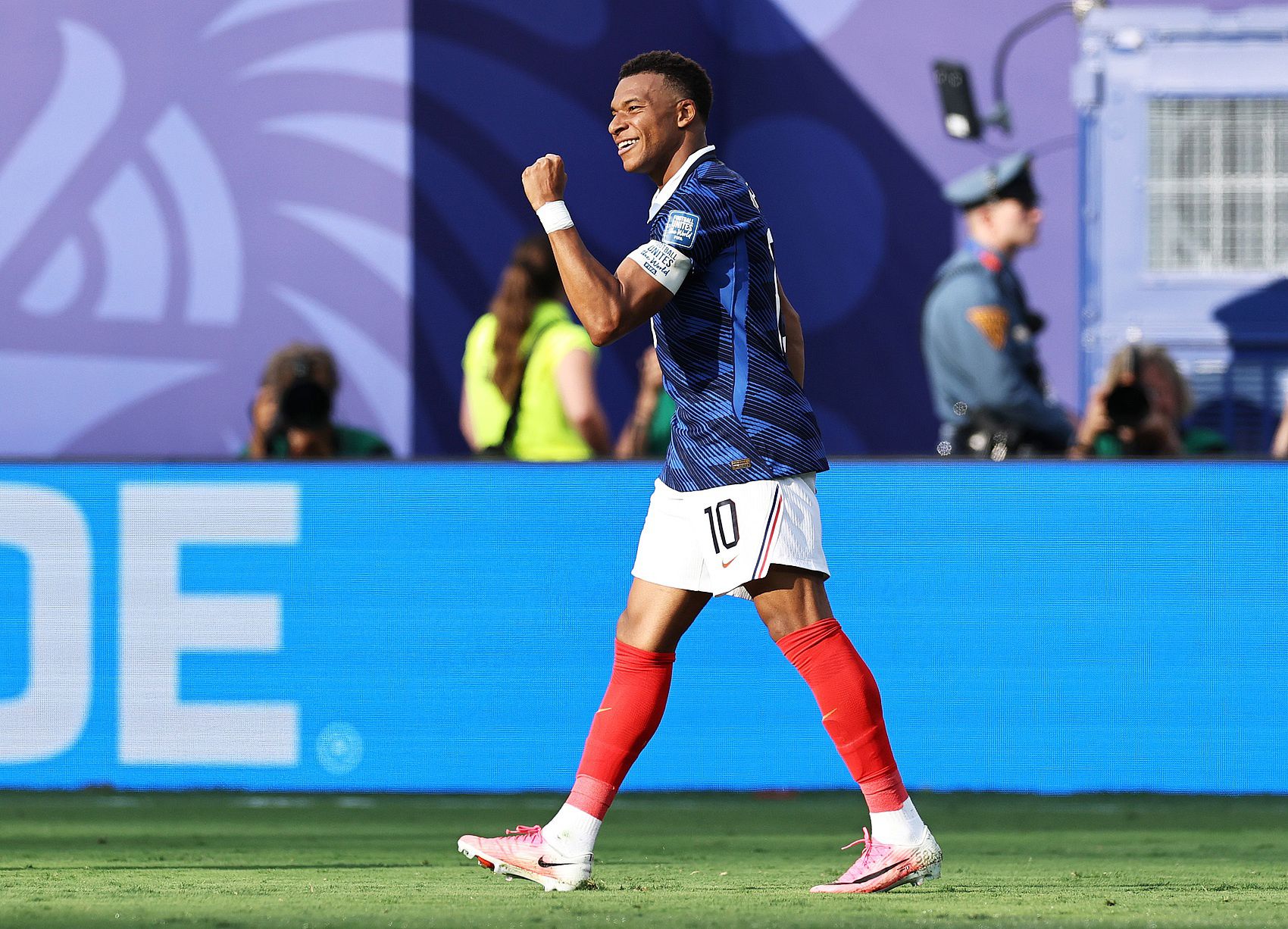 Neville: World Cup này sẽ thuộc về Mbappé, cậu ấy đang từng bước tiến vào ngôi đền huyền thoại Neville: World Cup này sẽ thuộc về Mbappé, cậu ấy đang từng bước tiến vào ngôi đền huyền thoại