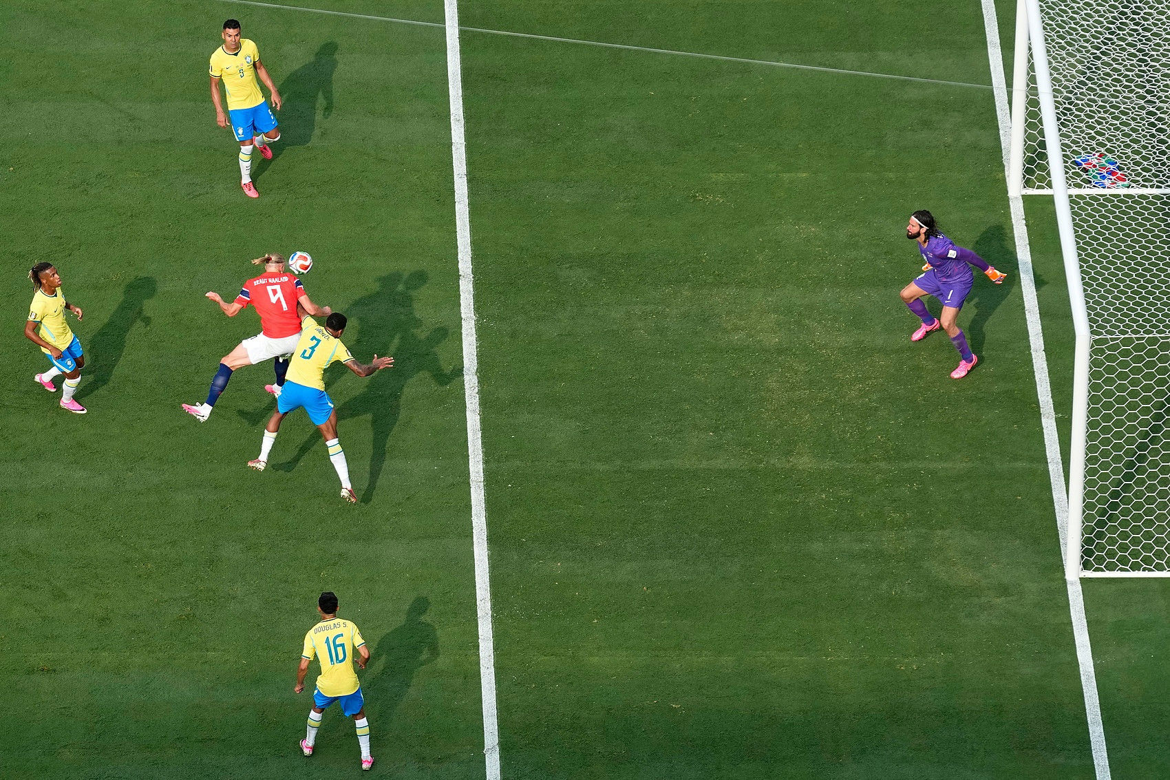 Brazil lần đầu tiên dừng bước ở vòng 1/8 kể từ World Cup 1990