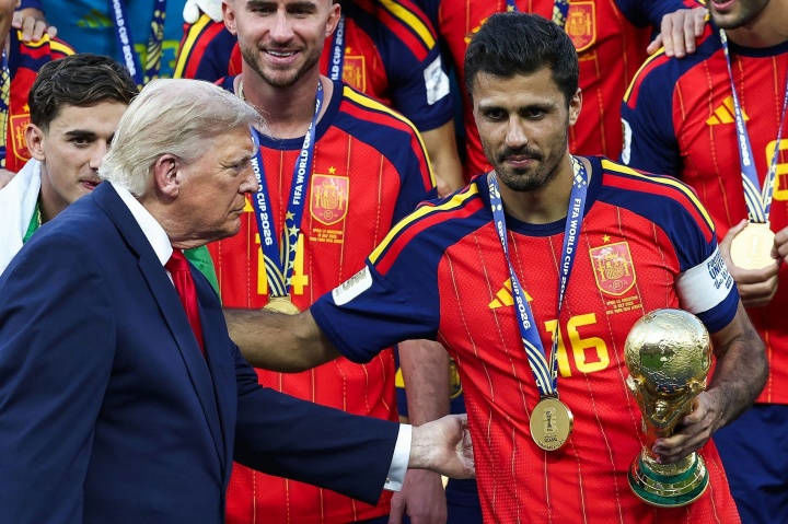 Lần đầu tiên Tổng thống Trump trao cúp! Tây Ban Nha vô địch World Cup 2026, đội trưởng Rodri giành Quả bóng Vàng World Cup!