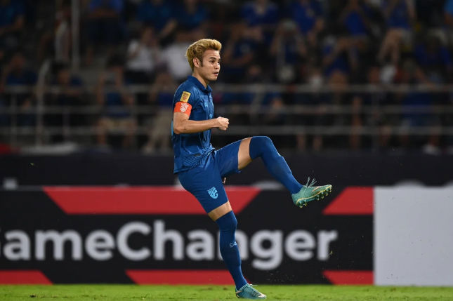 Theerathon lần thứ ba giành giải Cầu thủ xuất sắc nhất Thai League, huyền thoại bóng đá Thái Lan tiếp tục viết nên hành trình vĩ đại