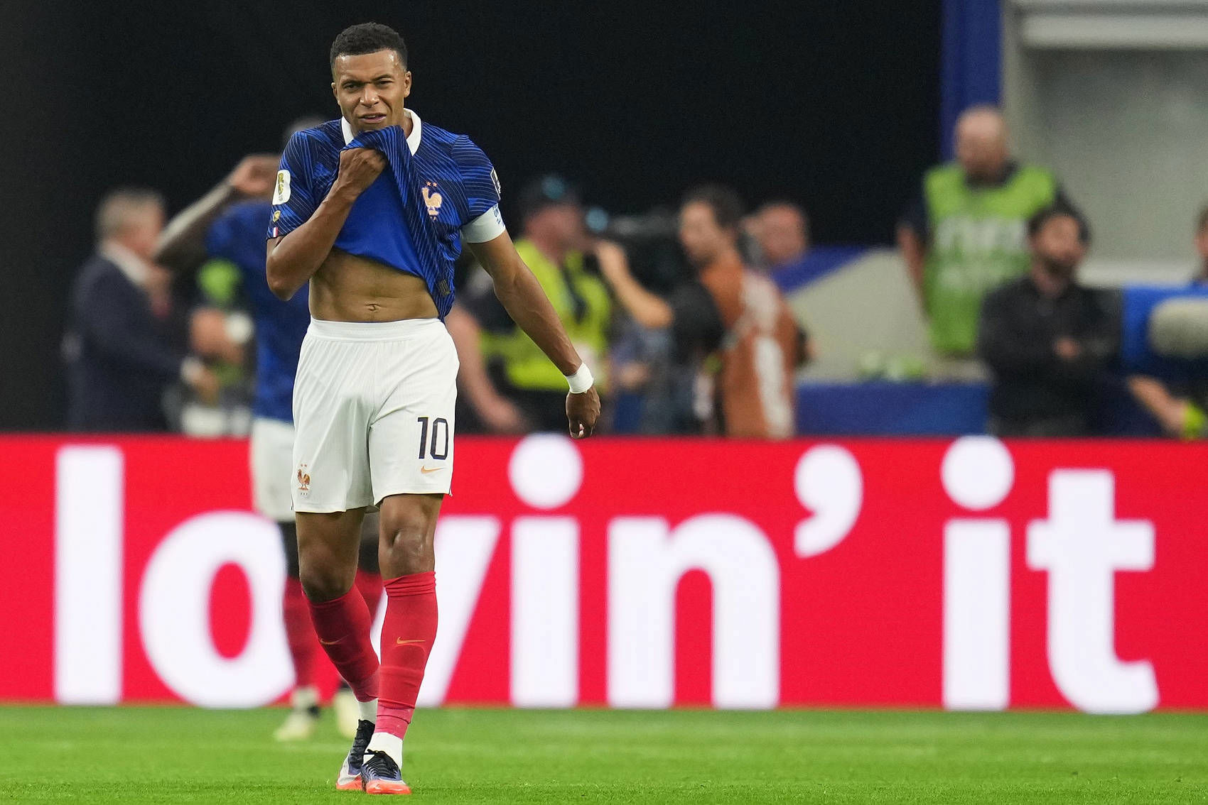 Mbappe: Màn trình diễn của chúng tôi không xứng tầm bán kết, liên tục rơi vào thế 2 chống 3 ở khu giữa sân Mbappe: Màn trình diễn của chúng tôi không xứng tầm bán kết, liên tục rơi vào thế 2 chống 3 ở khu giữa sân