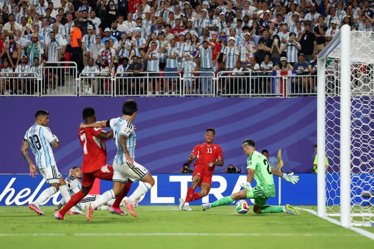 Argentina 3-1 Thụy Sĩ | Embolo nhận thẻ vàng thứ 2 vì ăn vạ, nhà ĐKVĐ chật vật vào bán kết