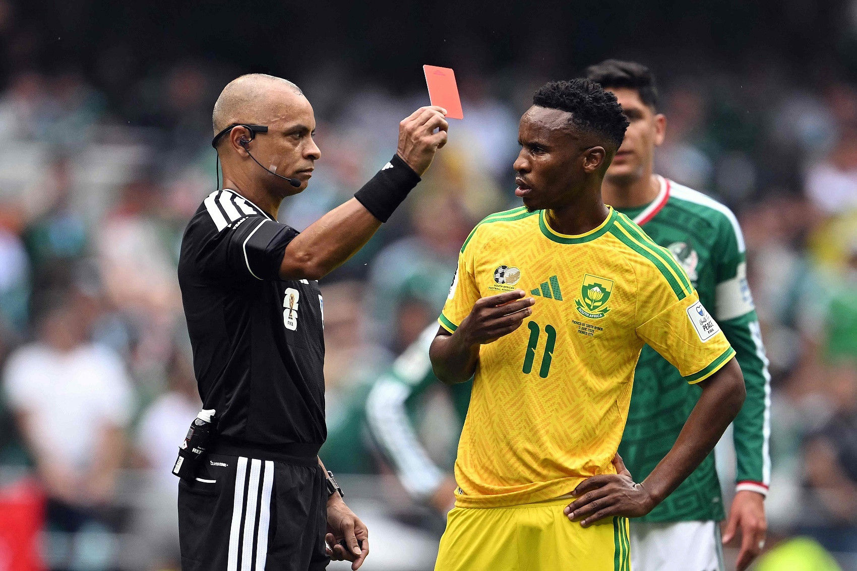 Trận khai mạc Mexico vs Nam Phi có 3 thẻ đỏ, xếp thứ 2 trong lịch sử World Cup