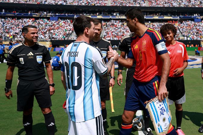 Truyền thông Argentina: Trao Quả bóng Vàng cho Rodri thay vì Messi là một sự xúc phạm, bóng đá thắng bằng bàn thắng chứ không phải đường chuyền