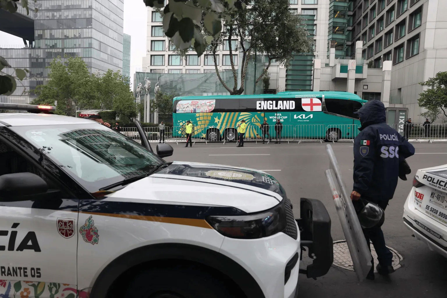 The Sun: Cảnh sát có vũ trang được triển khai bên ngoài khách sạn tuyển Anh để ngăn CĐV Mexico quấy rối