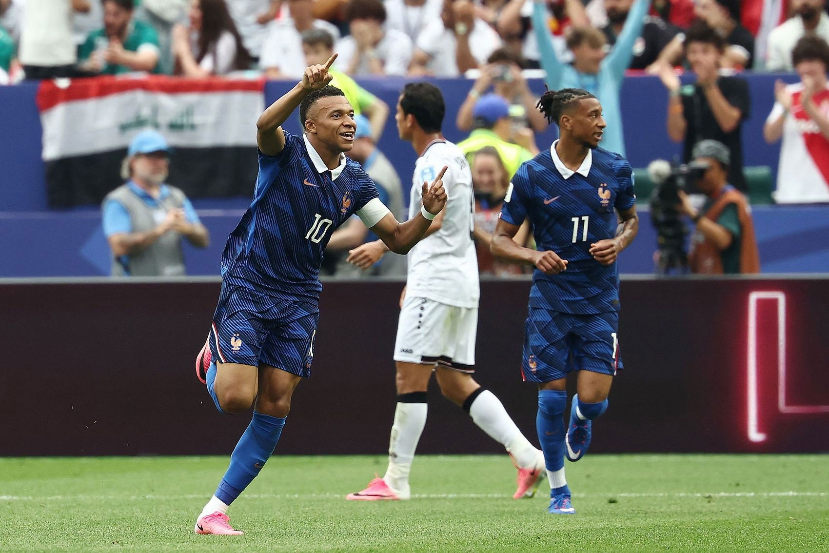 Pháp 3-0 Iraq | Mbappé lập cú đúp hai trận liên tiếp, Dembele nhận bàn thắng đầu tiên của mình ở World Cup