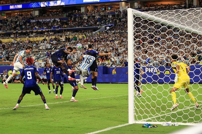 Argentina lại vươn lên dẫn trước, 3-2! Quả phạt góc của Messi được Romero đánh đầu vào lưới nhà, dẫn đến một bàn phản lưới nh