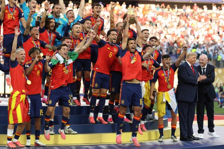 Lần đầu tiên Tổng thống Trump trao cúp! Tây Ban Nha vô địch World Cup 2026, đội trưởng Rodri giành Quả bóng Vàng World Cup!