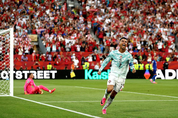 Ronaldo sút phạt đền ghi bàn! Bồ Đào Nha gỡ hòa! Veiga bị kéo ngã trong vòng cấm, VAR xác nhận quả phạt đền