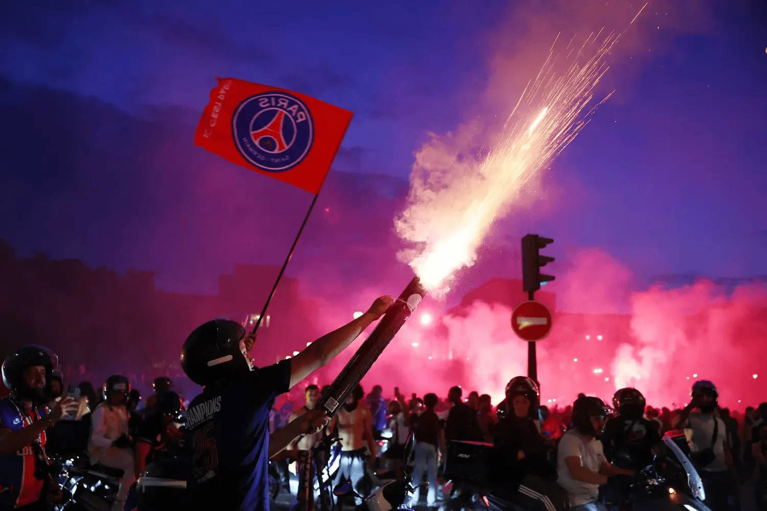 Hỗn loạn! Hàng nghìn CĐV gây rối ở trung tâm Paris, cảnh sát bắt giữ hơn 200 người Hỗn loạn! Hàng nghìn CĐV gây rối ở trung tâm Paris, cảnh sát bắt giữ hơn 200 người