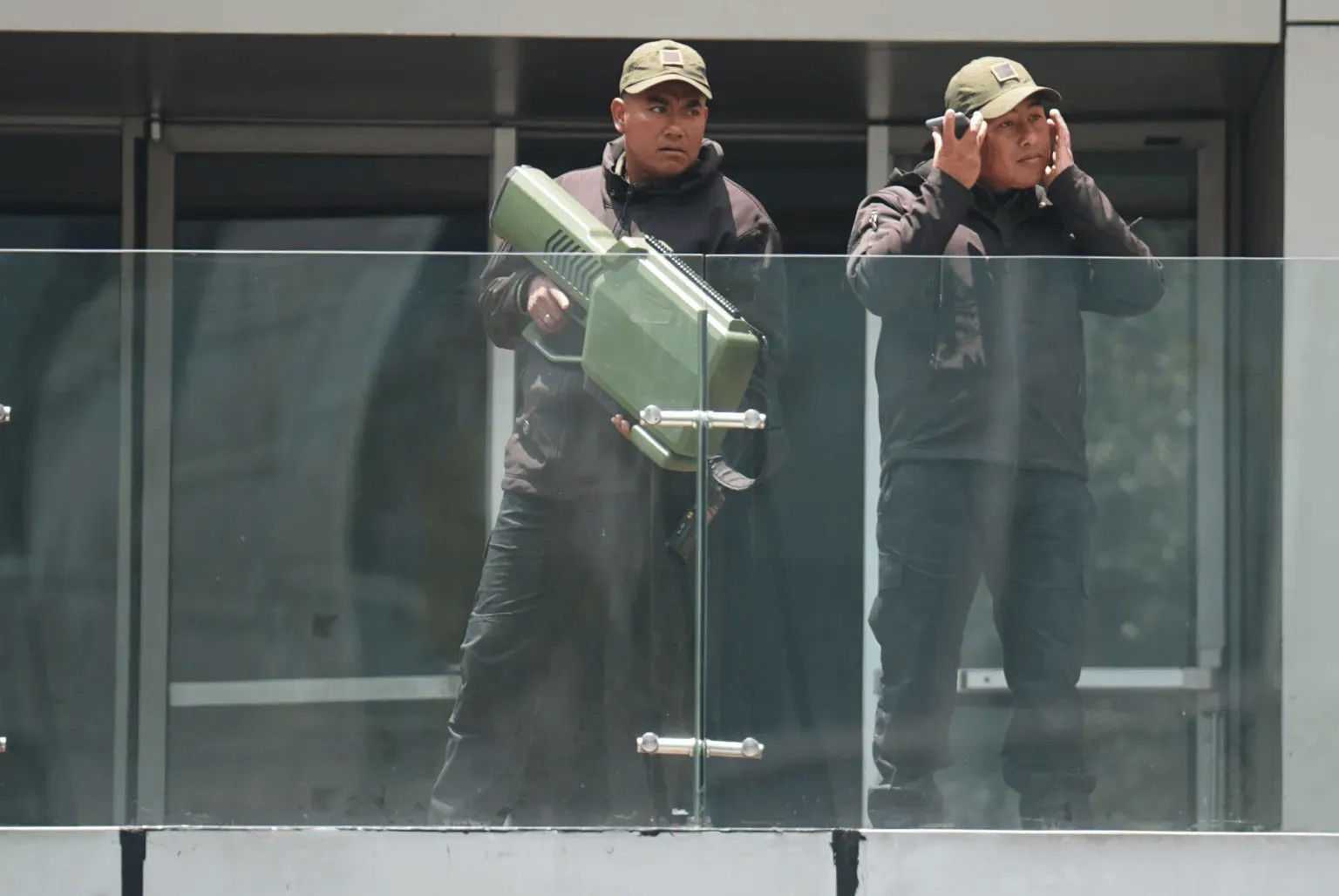 The Sun: Cảnh sát có vũ trang được triển khai bên ngoài khách sạn tuyển Anh để ngăn CĐV Mexico quấy rối