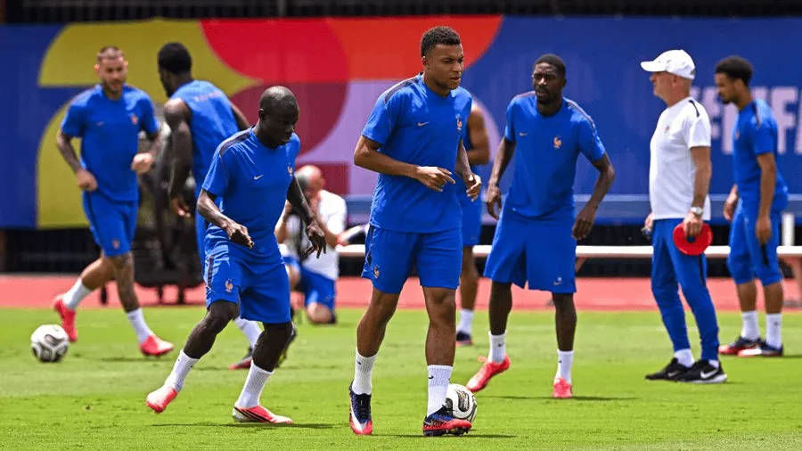 RMC: Mbappe vẫn bị đau mắt cá chân, phải tập riêng trong buổi tập hôm thứ Hai của tuyển Pháp