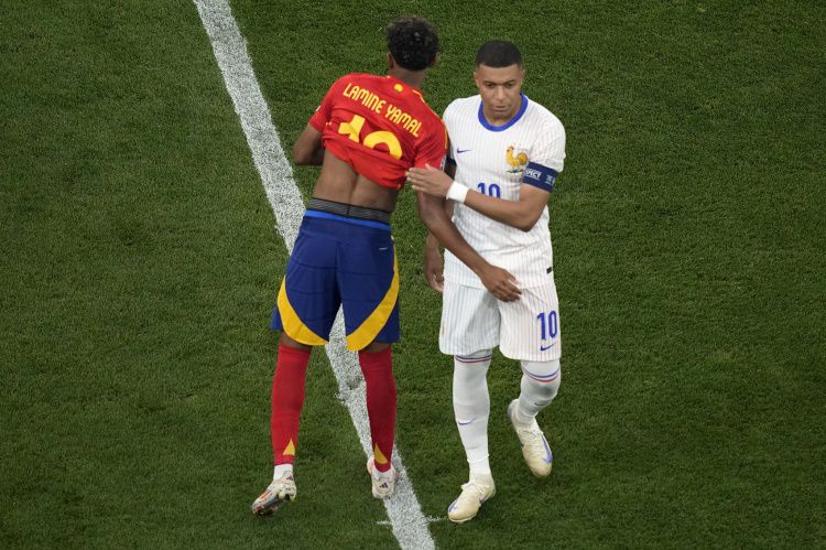 Bán kết World Cup tái hiện màn đại chiến Mbappé vs Yamal: Yamal áp đảo với thành tích 8 thắng, 2 thua trong 10 lần đối đầu gần nhất Bán kết World Cup tái hiện màn đại chiến Mbappé vs Yamal: Yamal áp đảo với thành tích 8 thắng, 2 thua trong 10 lần đối đầu gần nhất