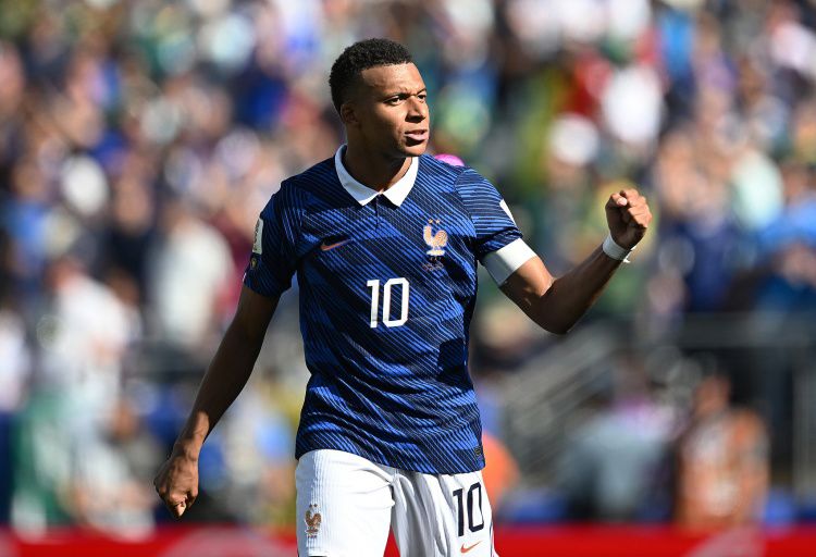 Lịch sử đang được viết nên! Mbappe trở thành cầu thủ đầu tiên trong lịch sử World Cup ghi được 2 bàn thắng trở lên trong 6 trận đấu Lịch sử đang được viết nên! Mbappe trở thành cầu thủ đầu tiên trong lịch sử World Cup ghi được 2 bàn thắng trở lên trong 6 trận đấu